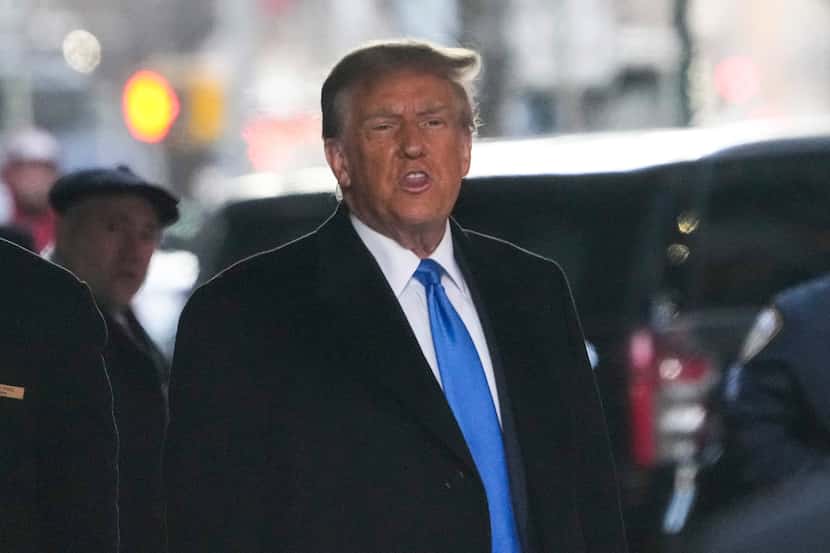 El expresidente Donald Trump a la salida de su edificio de apartamentos en Nueva York, el...