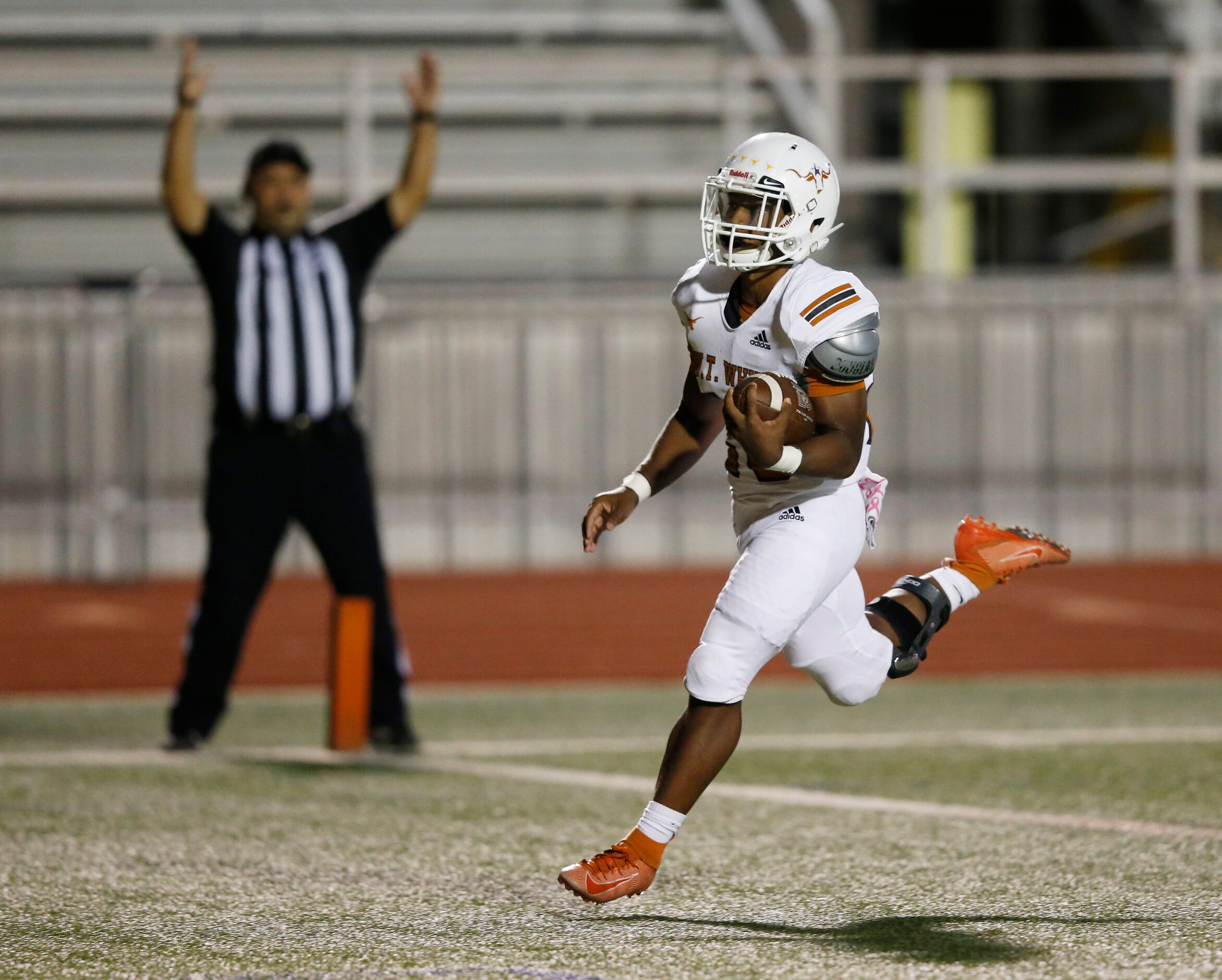 W.T. White's Elijah Edwards (20) runs for a touchdown in a game against Carrollton R.L....