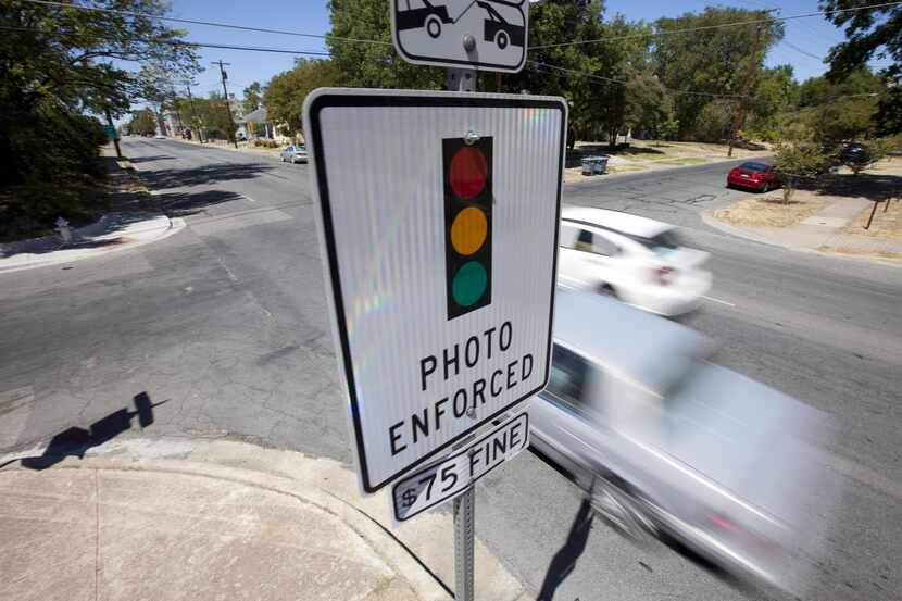 Las cámaras que multan a los que se pasan un semáforo en rojo en Dallas son polémicas....