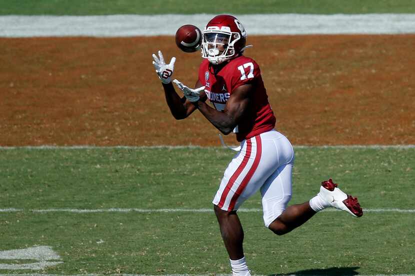 Oklahoma Sooners wide receiver Marvin Mims (17) pulls in a first quarter touchdown pass...