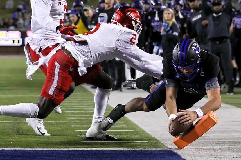 SMU quarterback Tanner Mordecai (8) gets into the endzone for 2 yard touchdown run against...