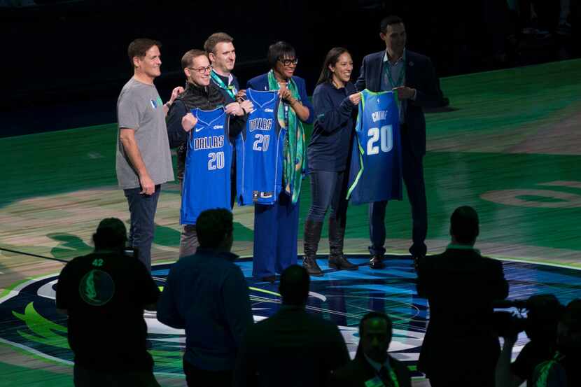 Dallas Mavericks owner Mark Cuban poses for a photo with representatives from Chime during...