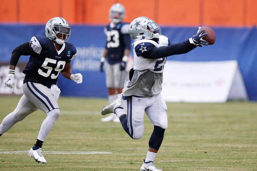 Dallas Cowboys running back Ezekiel Elliott (21) catches a pass in front of Dallas Cowboys...