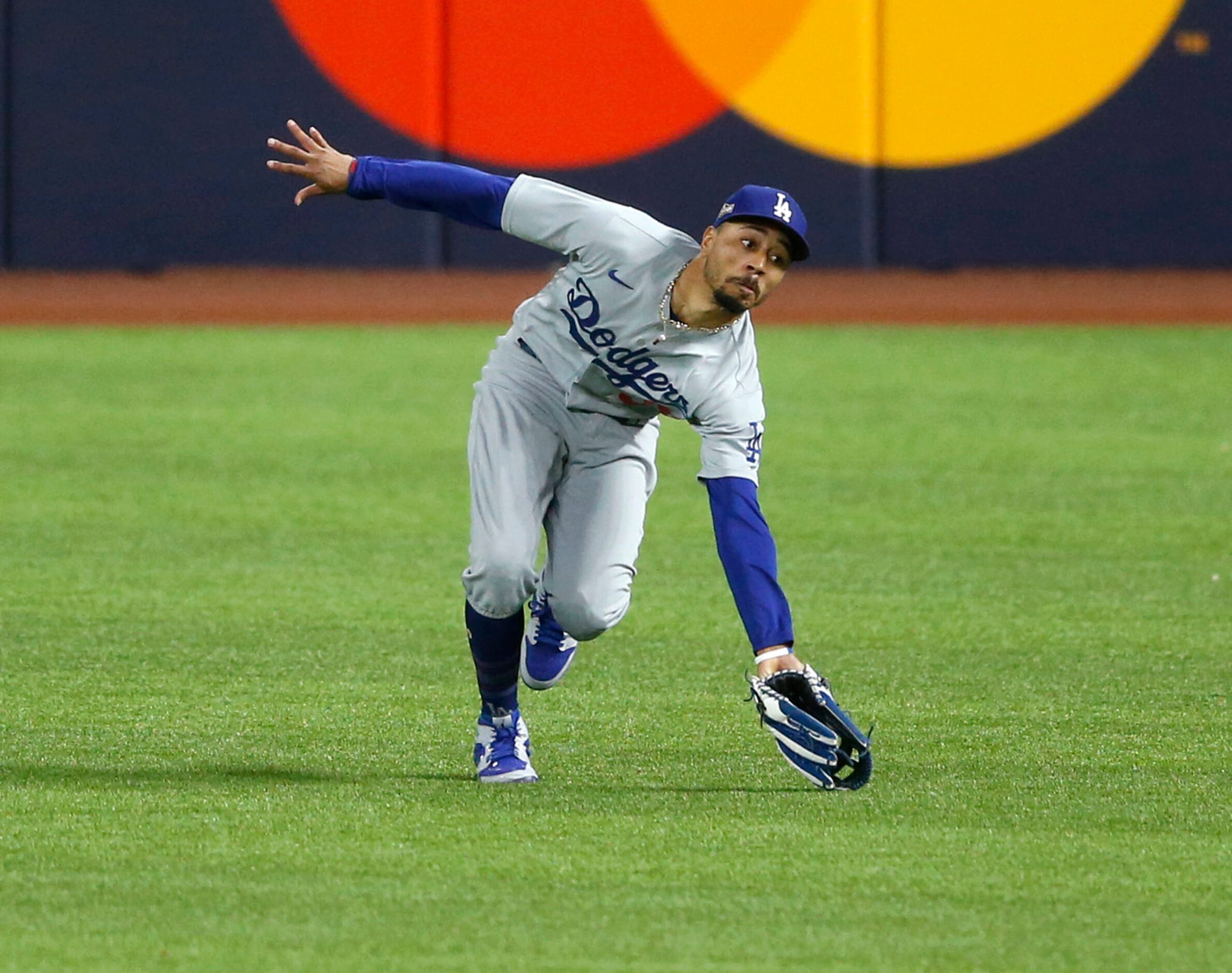 Los Angeles Dodgers right fielder Mookie Betts (50) catches a fly ball hit by Atlanta Braves...