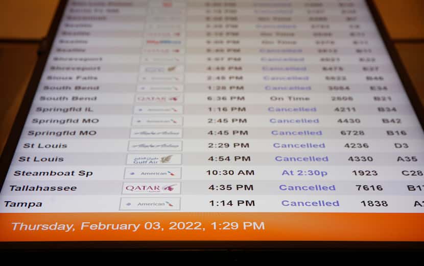 Un gran número de vuelos fueron cancelados el jueves y el viernes desde el Aeropuerto DFW.
