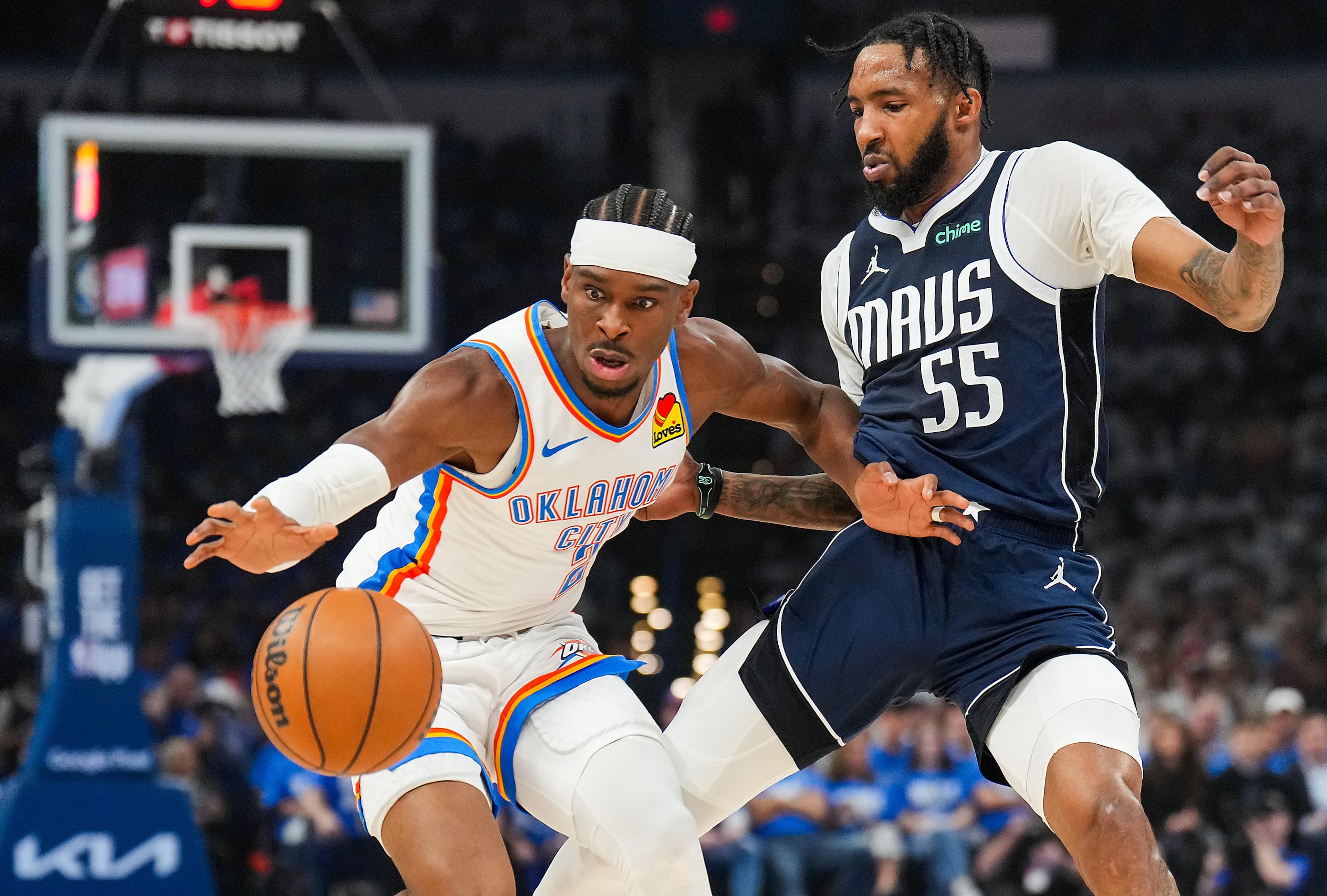 Oklahoma City Thunder guard Shai Gilgeous-Alexander (2) reaches for the ball as Dallas...