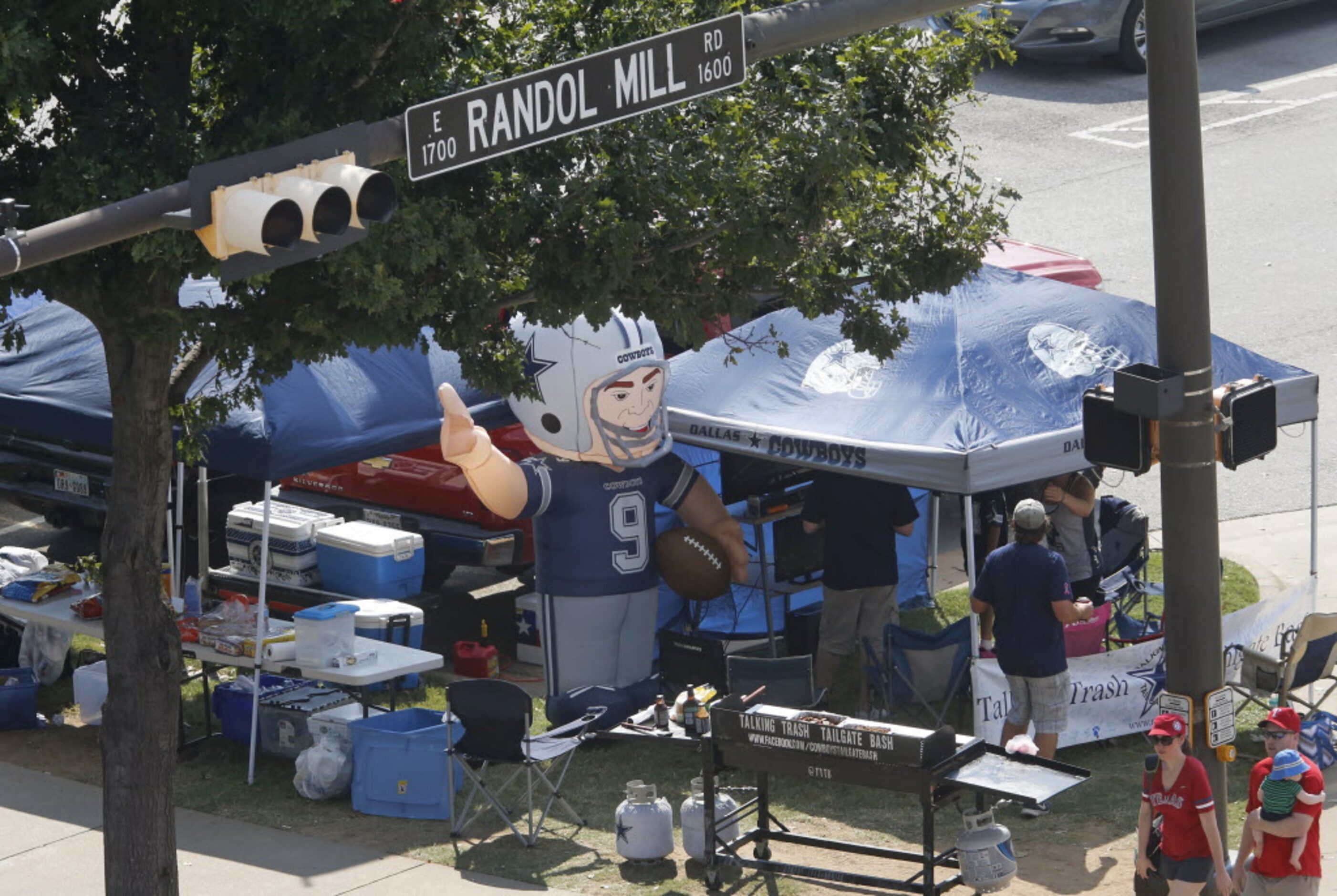 Tailgaters relax at the intersection of Randol Mill and Nolan Ryan Expressway outside Globe...