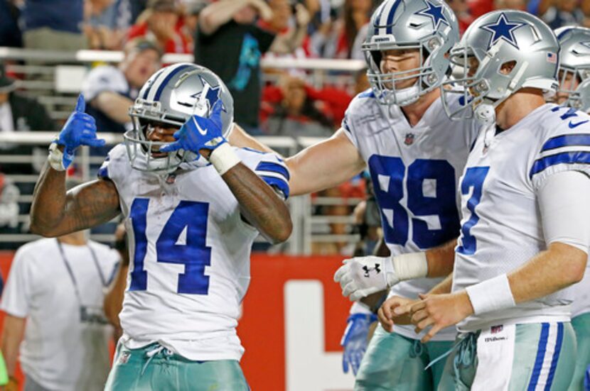 Lance Lenoir (14) celebra su touchdown con Cooper Rush (7) y Blake Jarwin (89) (Jae S....