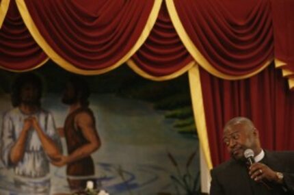  Pastor Fabian Finney spoke Saturday at Debra Williams' funeral. (Andy Jacobsohn/DMN)