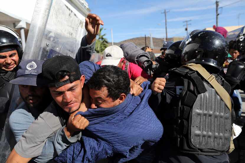 Migrantes de Centroamérica se enfrentaron con la policía de México en la zona fronteriza...