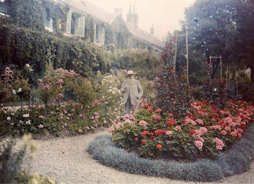 Claude Monet in front of his house in Giverny
1921
Autochrome 