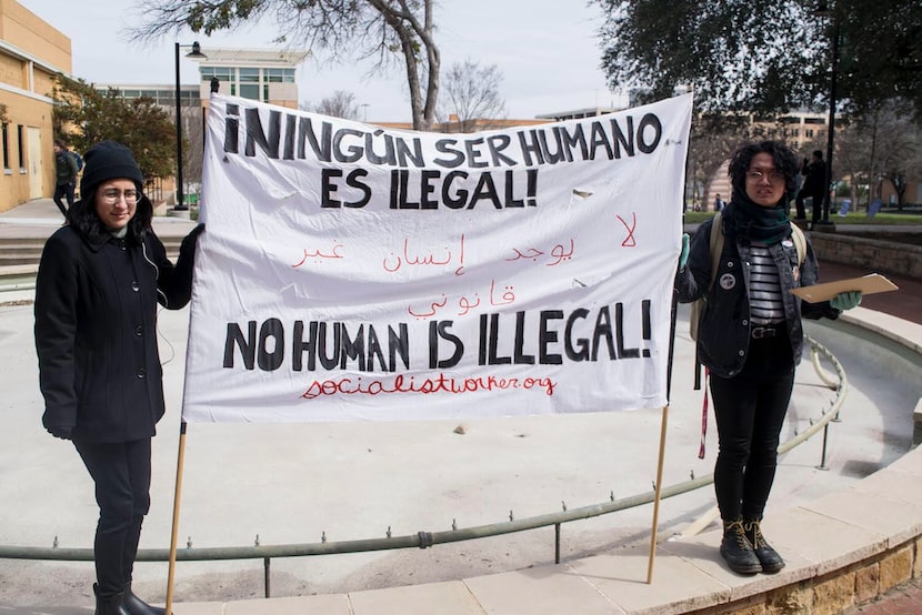 Estudiantes de la universidad de Texas en Denton hacen una manifestación pacífica en contra...