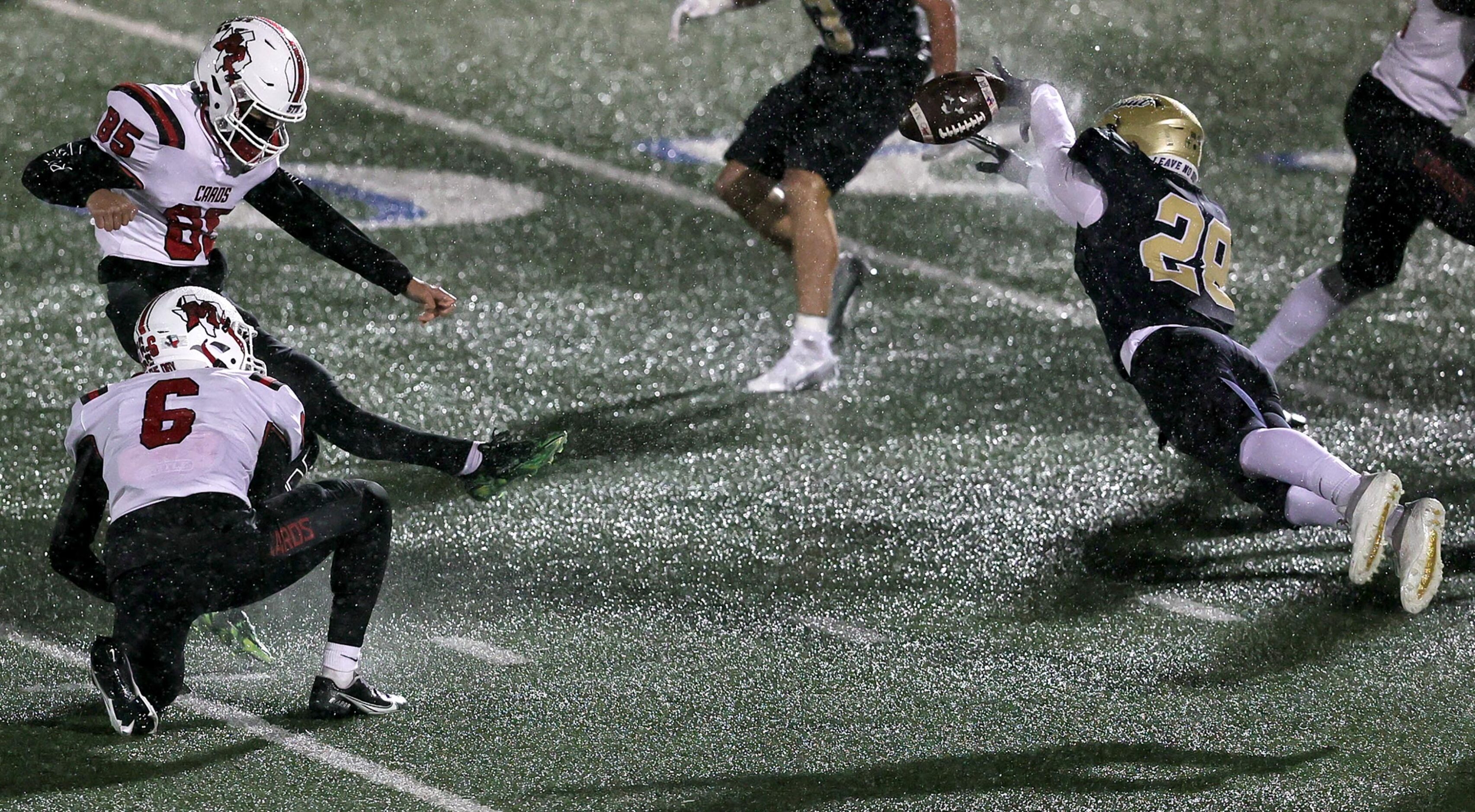 Jesuit linebacker Tristen Bird (28) blocks a field goal attempt from MacArthur kicker Albert...