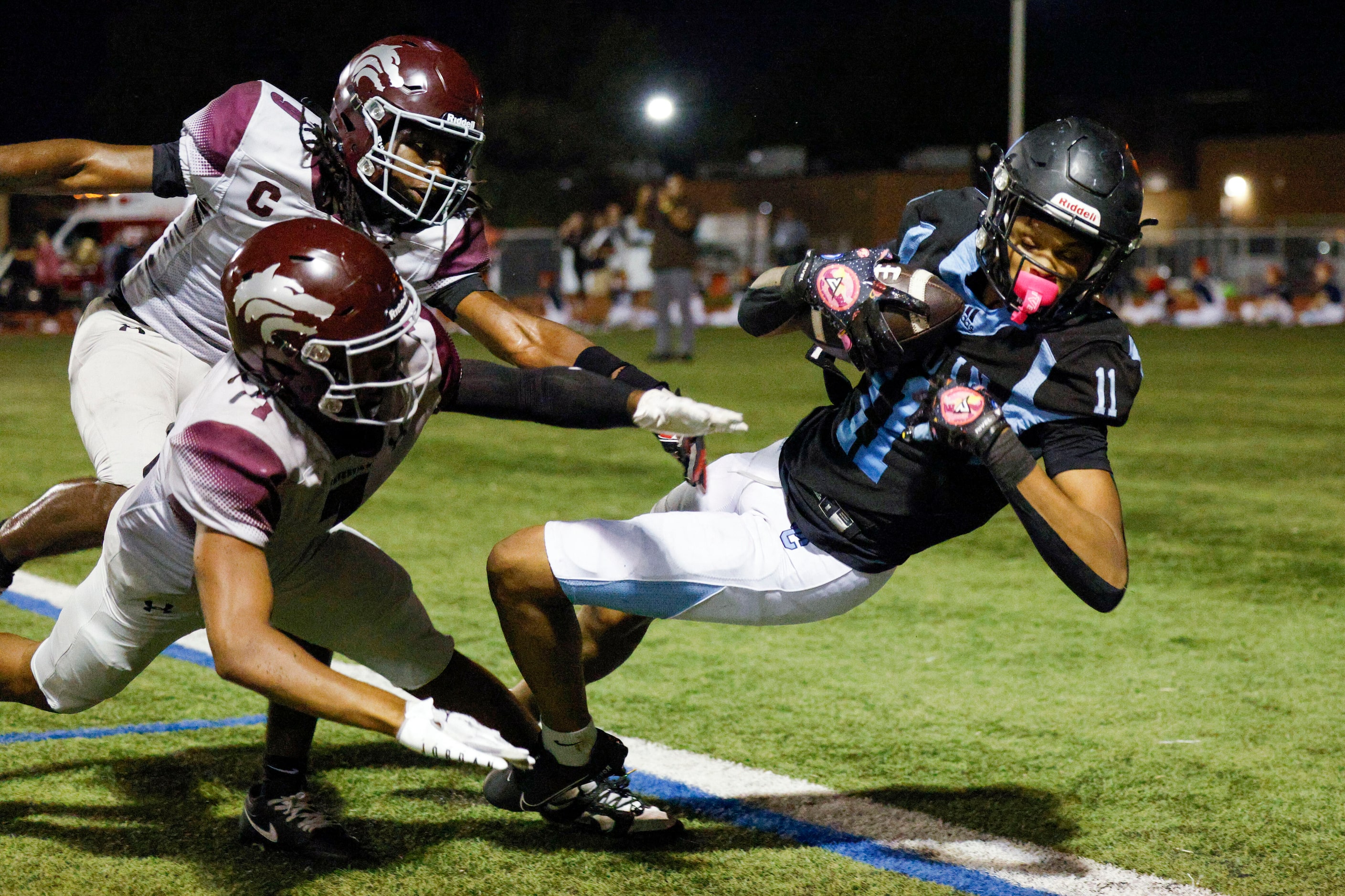 Arlington Seguin wide receiver Carterrious Brown (11) falls to the ground after making a...