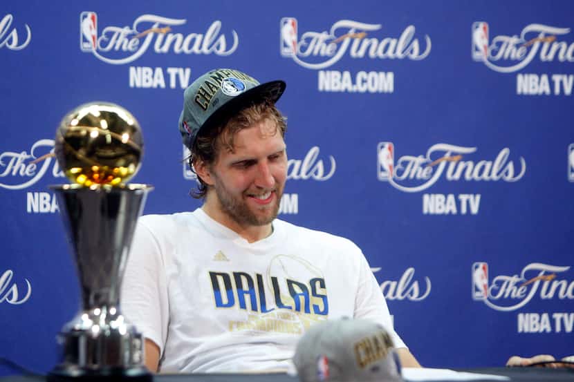 El jugador de los Mavericks de Dallas, Dirk Nowitzki, sonríe en una conferencia de prensa...