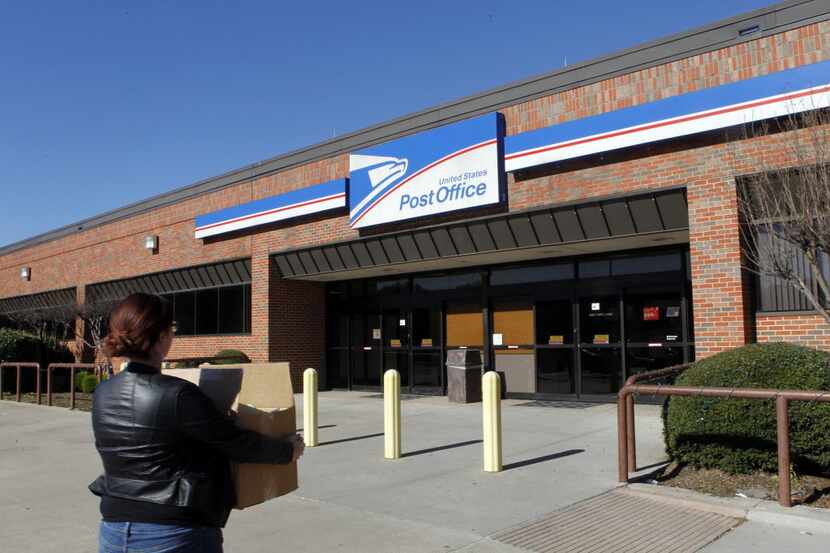 Un hombre atacó a dos mujeres por usar máscaras protectoras en una oficina de correos en...