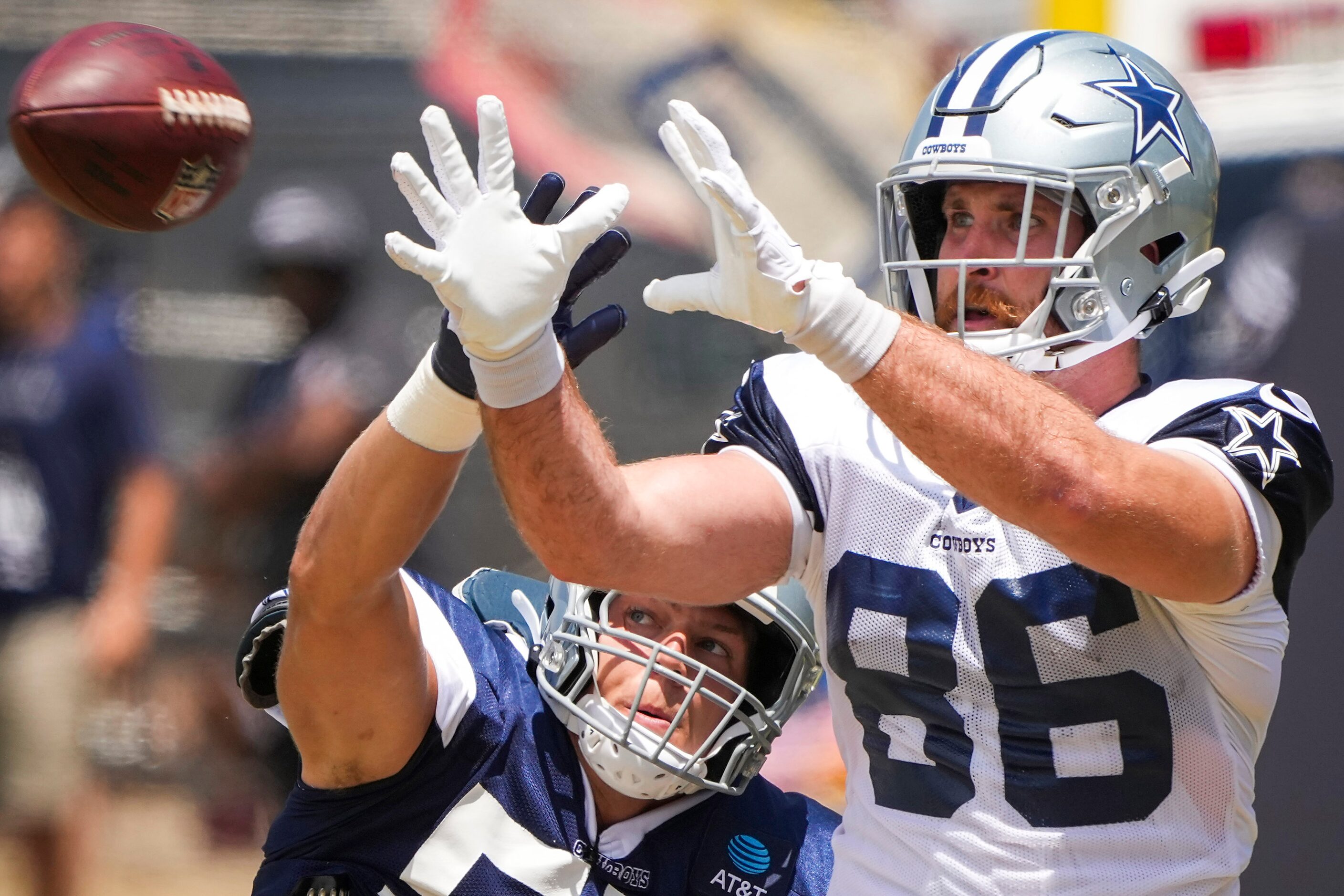 Dallas Cowboys tight end Dalton Schultz (86) catches a pass as linebacker Leighton Vander...