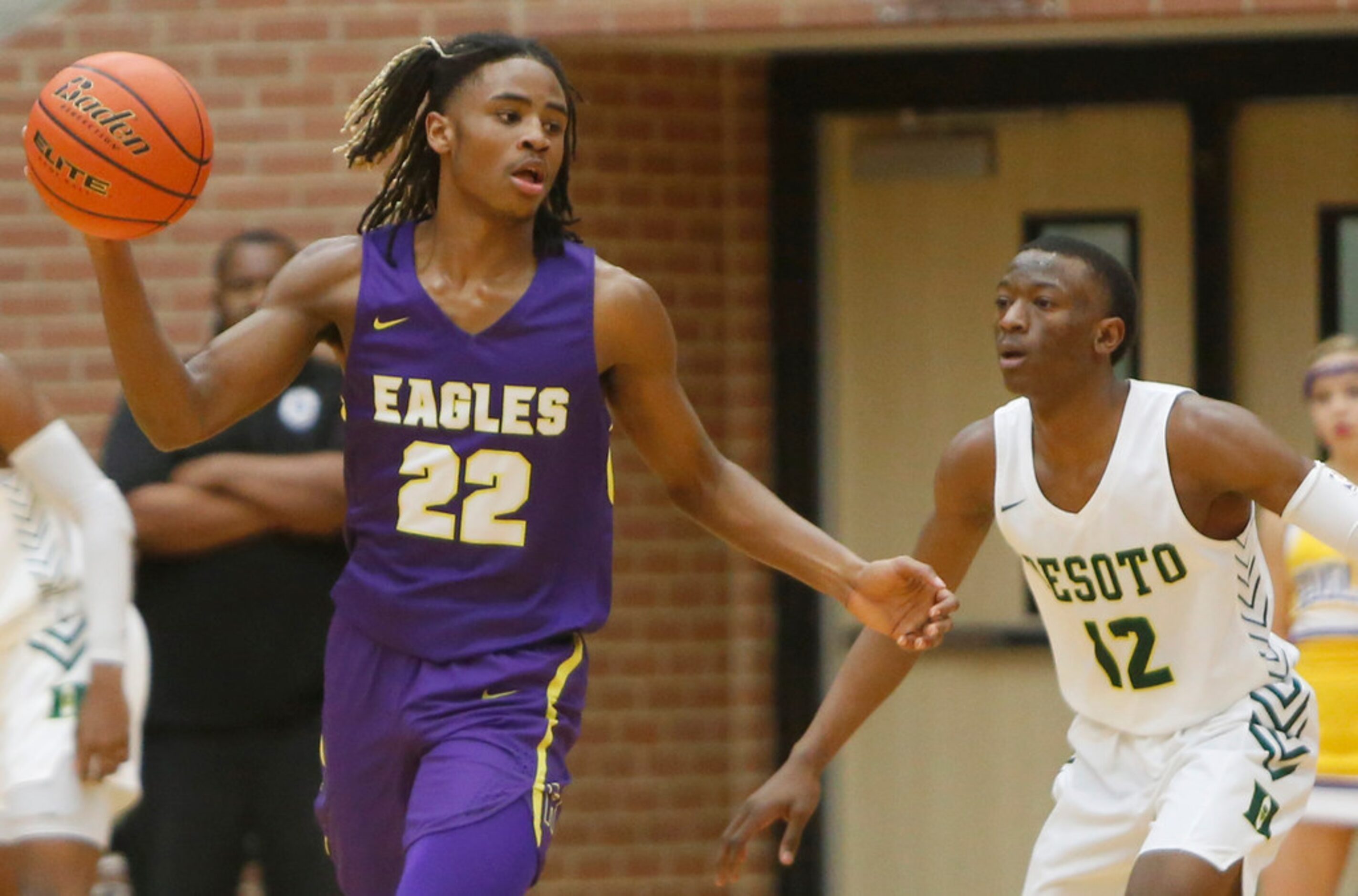 Richardson guard Cason Wallace (22) sets up an offensive play as DeSoto guard Ashtyn Hawkins...