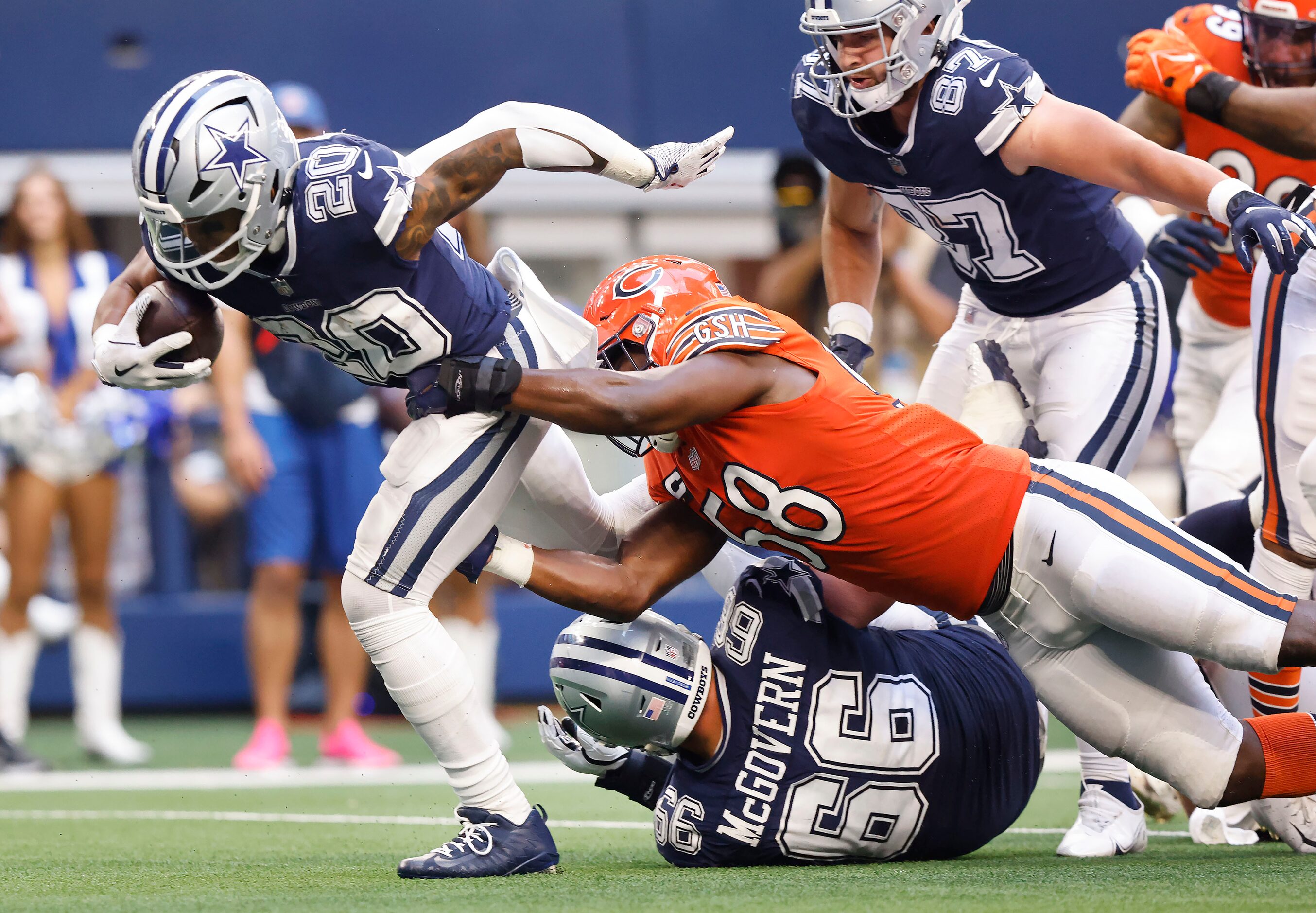 Chicago Bears linebacker Roquan Smith (58) tries to stop Dallas Cowboys running back Tony...