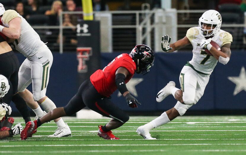 Baylor Bears running back John Lovett (7) makes a run past Texas Tech Red Raiders defensive...