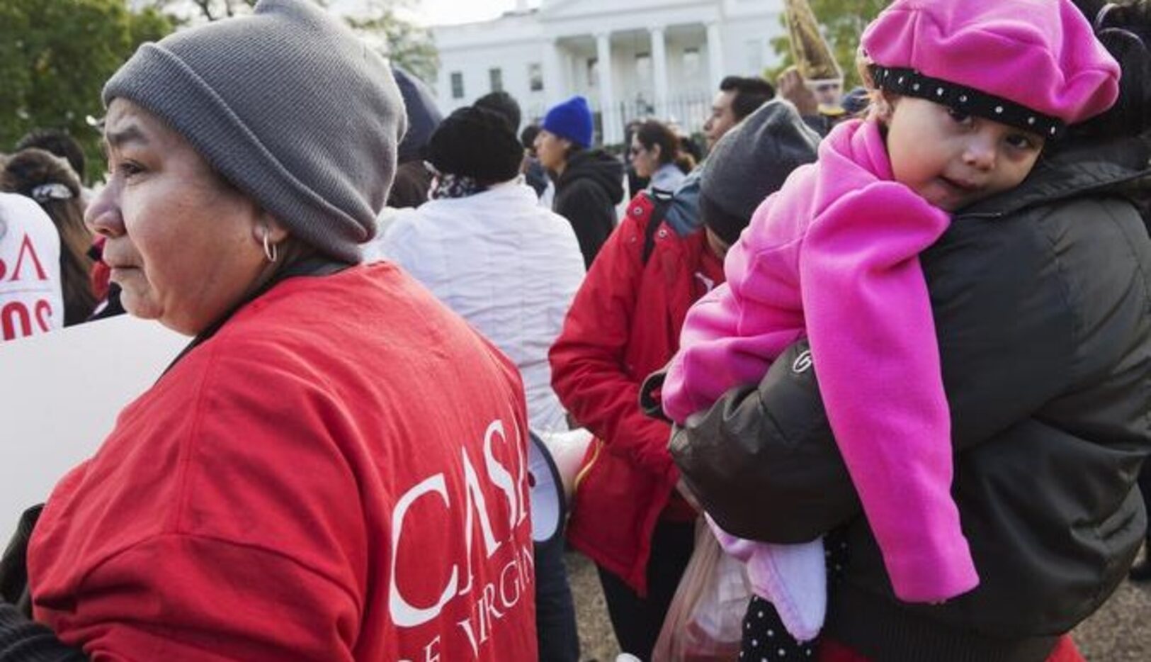 Decenas de personas participan en una manifestación para presionar al presidente Barack...