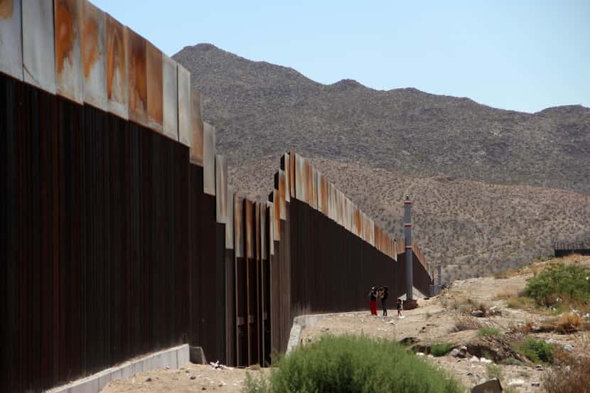La valla en la frontera entre Nuevo México y Chihuahua, y que será reemplazada por un muro...