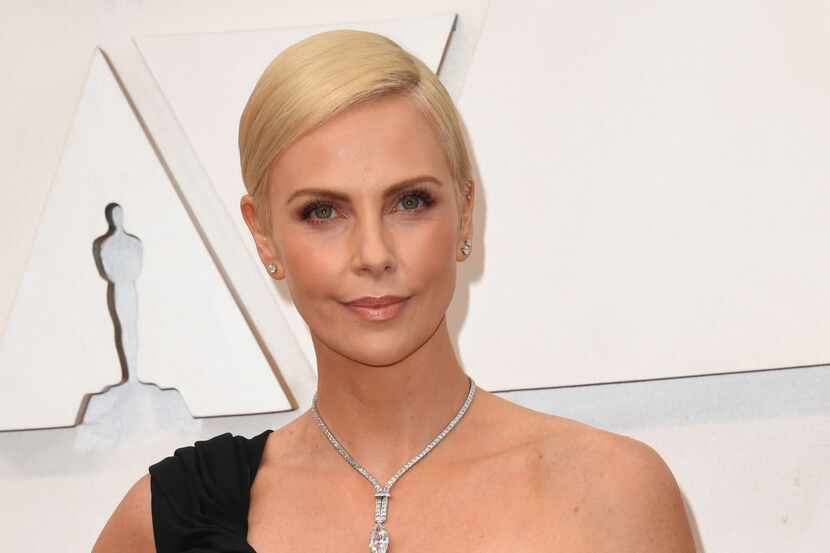 Sin querer, Charlize Theron se convirtió en la autora de una nueva selfie que está dando la...