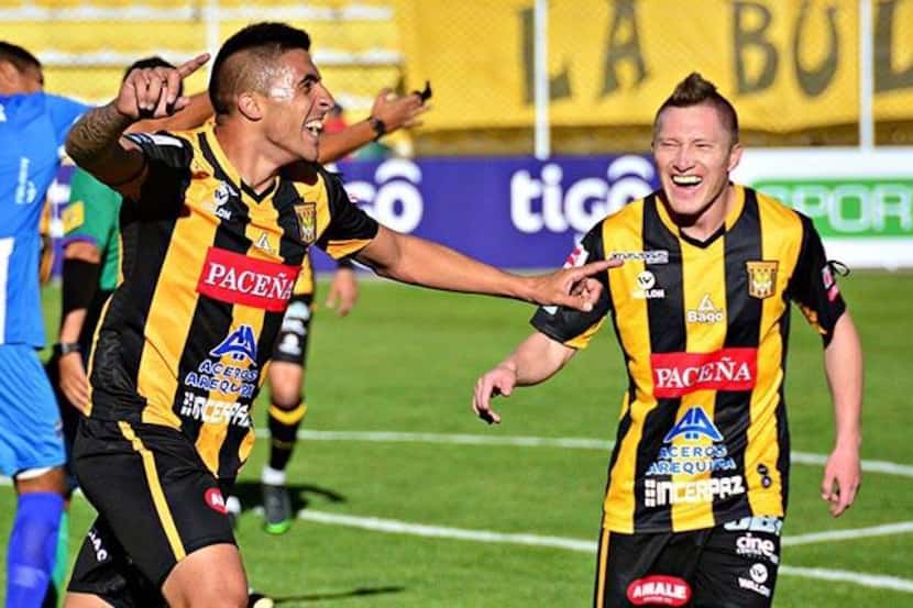 Tras debutar en el FC Dallas, Agustin Jara (izq.) ahora disputa la Copa Libertadores con The...