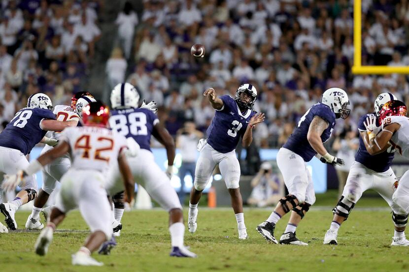 FORT WORTH, TX - SEPTEMBER 29:  Shawn Robinson #3 of the TCU Horned Frogs passes the ball...