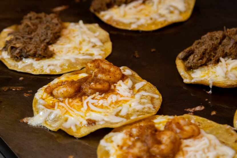 Taco sarandeado de camarón y tacos de birria en la parrilla de Maskaras Mexican Grill en...