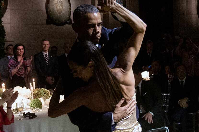 El presidente Barack Obama baila tango durante una cena de estado en el Centro Cultural...