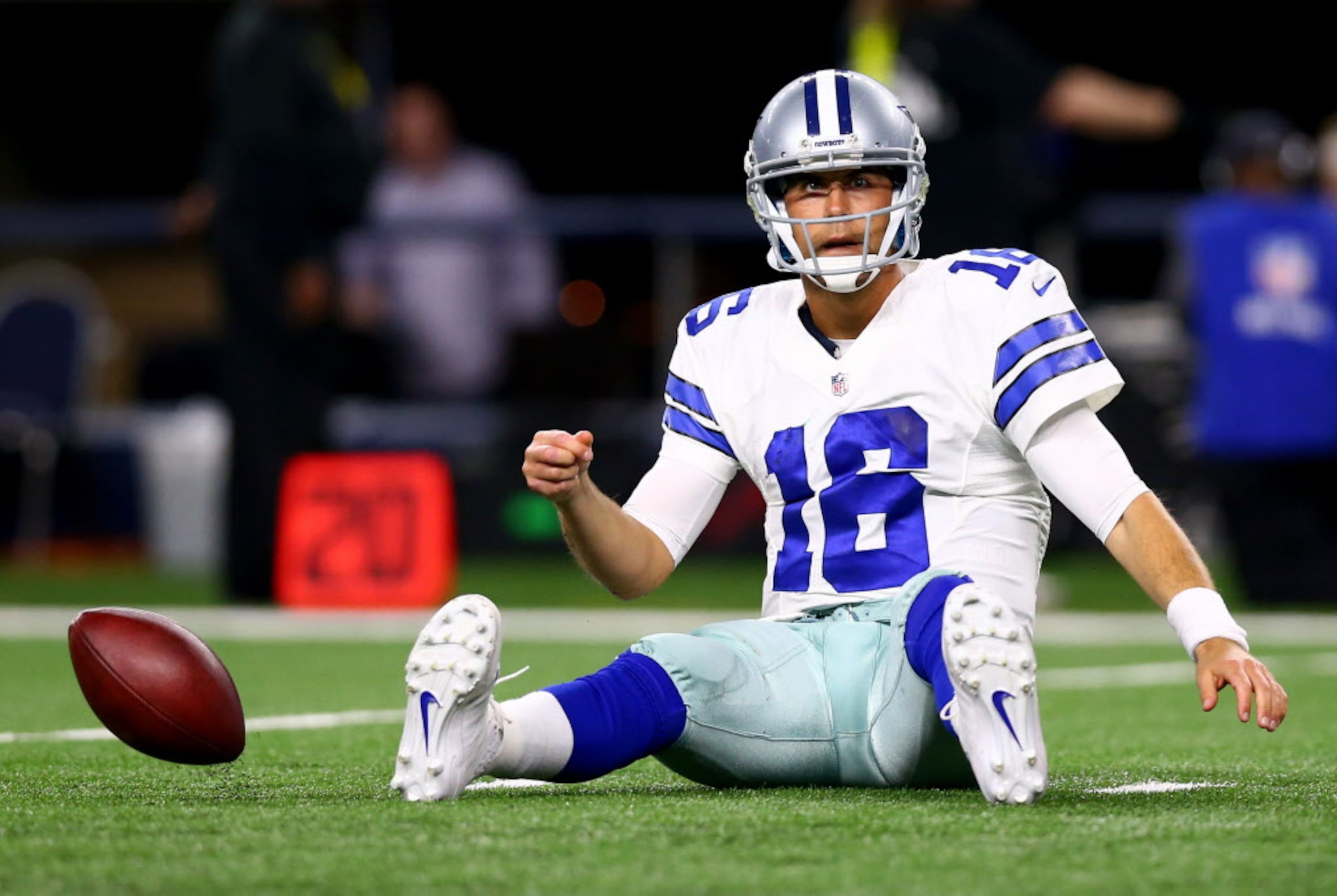 East Rutherford, New Jersey, USA. 25th Oct, 2015. Dallas Cowboys  quarterback Matt Cassel (16) huddles up his offense during the NFL game  between the Dallas Cowboys and the New York Giants at