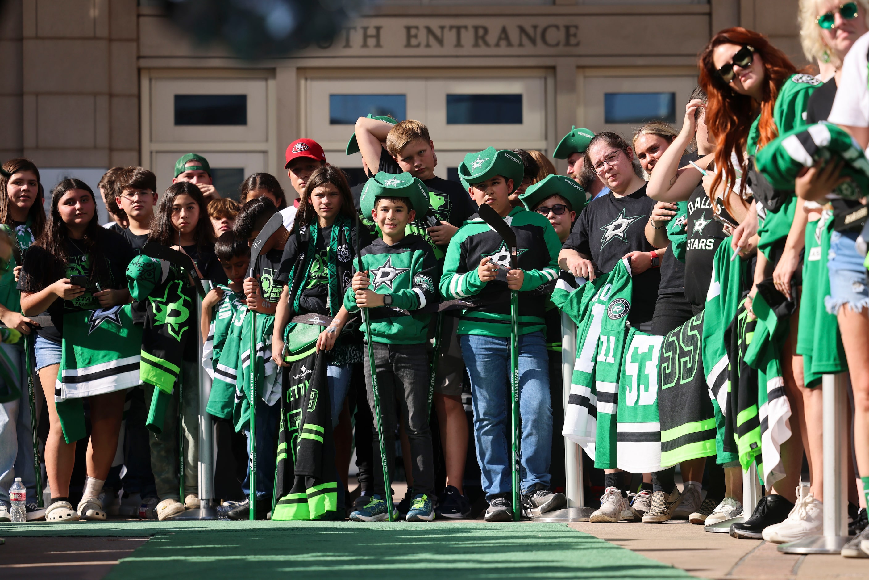 Crowd wait for the players during Dallas Stars' home opener Victory Green Carpet Walk on...