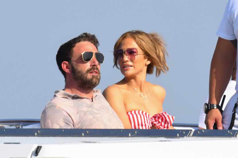 Ben Affleck y Jennifer Lopez juntos en la costa Amalfitana, Italia, el 28 de julio de 2021.