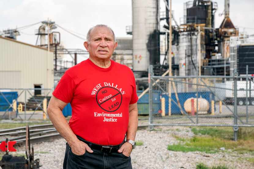Luis Sepúlveda, de 69 años, presiente de la Coalición Ambiental de West Dallas, junto a la...