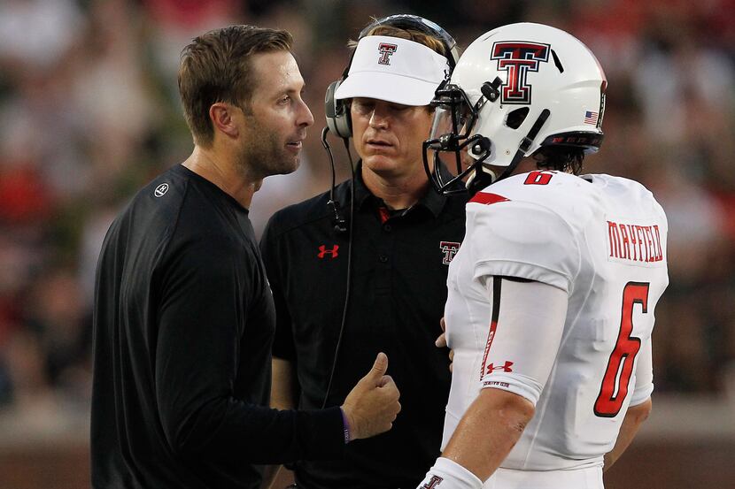 Texas Tech Red Raiders head coach Kliff Kingsbury talks with then-Raiders quarterback Baker...