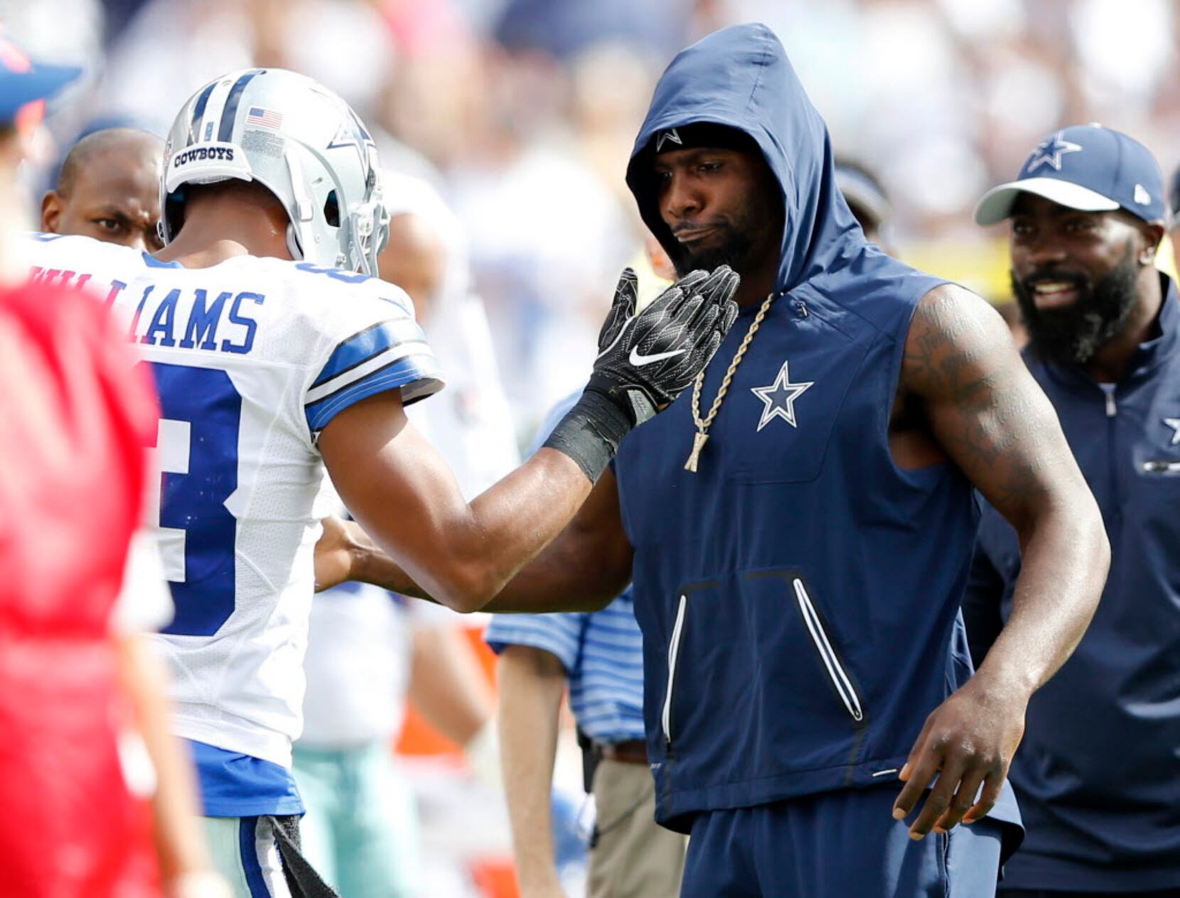 Dez Bryant diagnosed with hairline fracture in knee