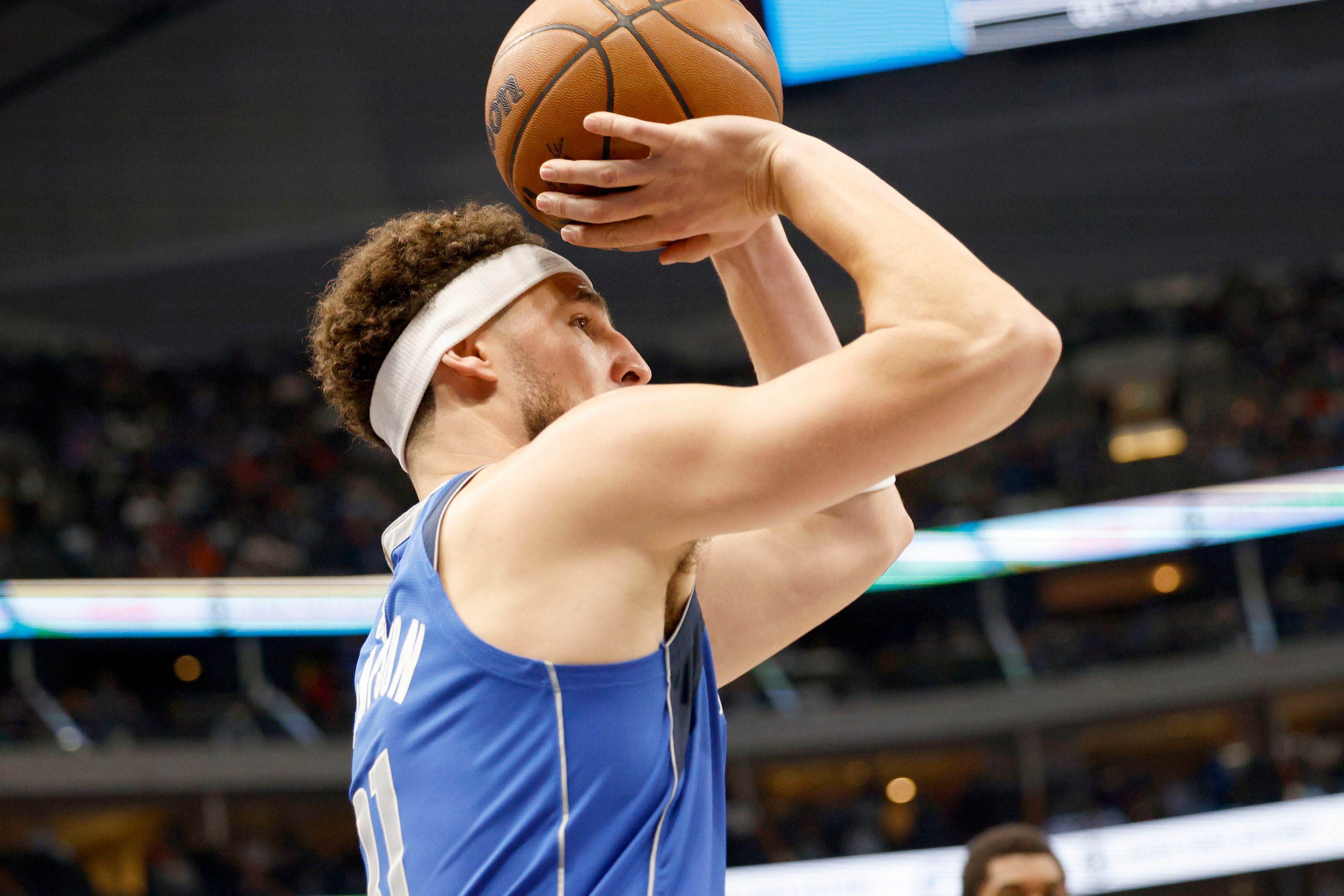 Dallas Mavericks guard Klay Thompson (31) scores a three-point shot during the first half of...