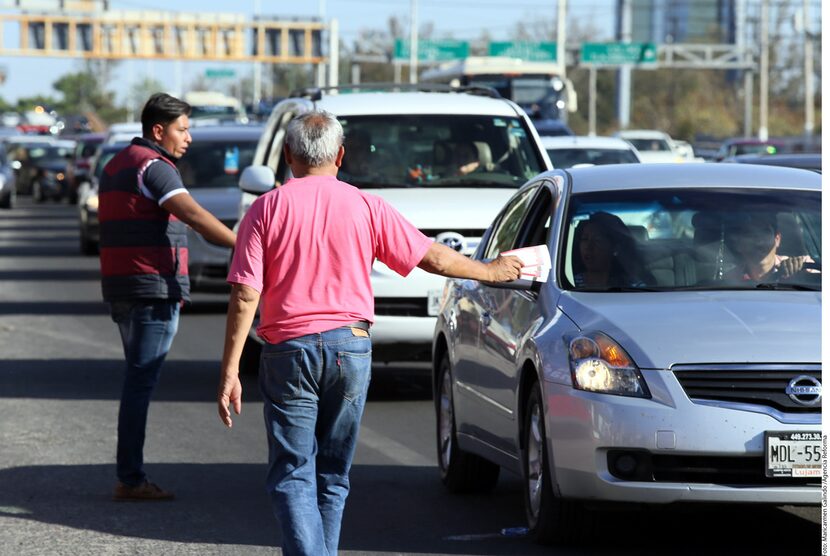 Los revendedores se encuentras en las calles cercanas al Estadio Omnilfe. Foto AGENCIA REFORMA