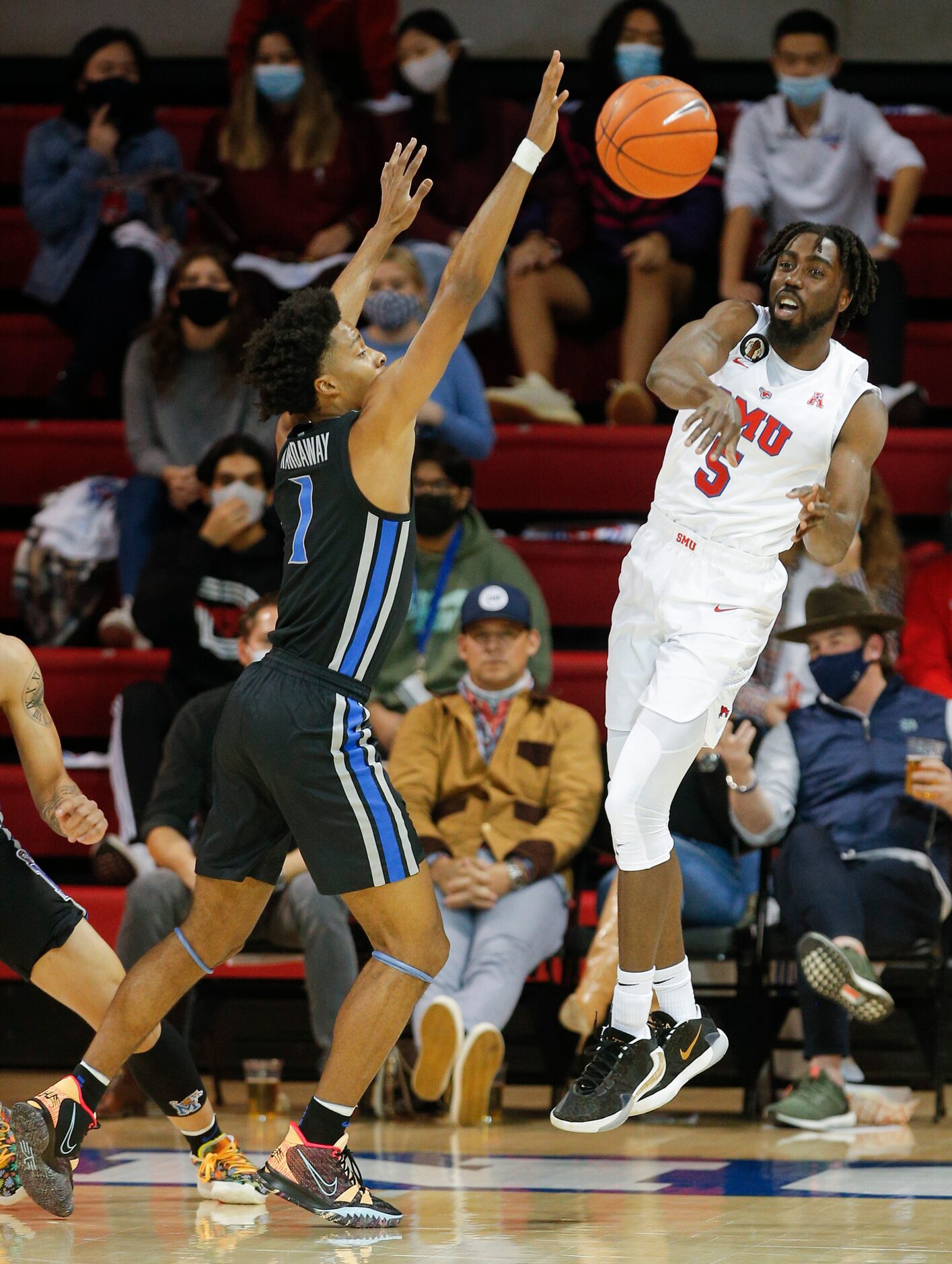 SMU guard Emmanuel Bandoumel (5) passes as Memphis guard Jayden Hardaway (1) defends during...