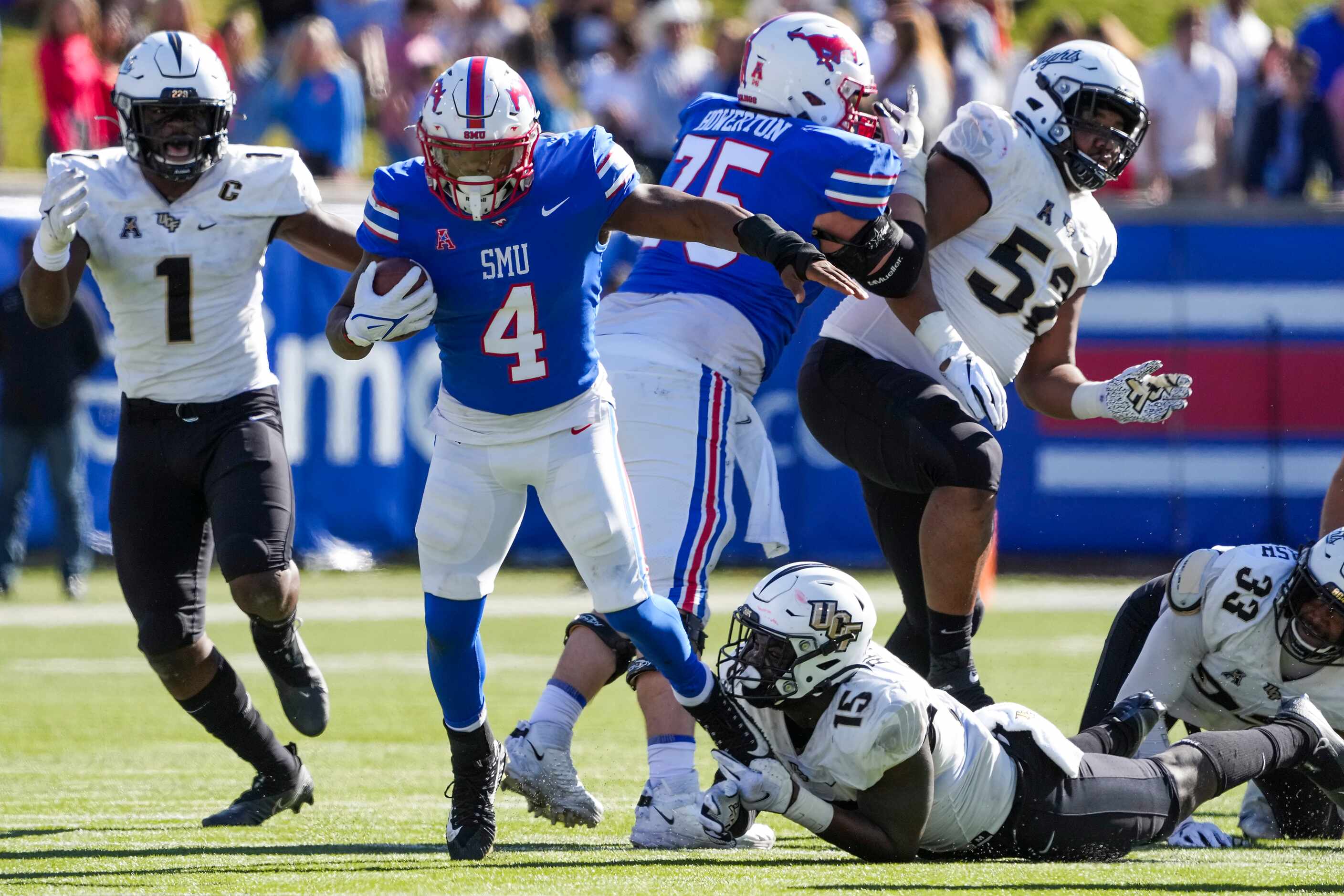 SMU running back Tre Siggers (4) slips away from UCF linebacker Tatum Bethune (15) during...