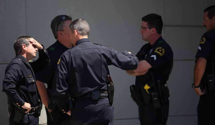 El jefe de policía David Pughes, izquierda, junto a otros oficiales en el hospital Baylor