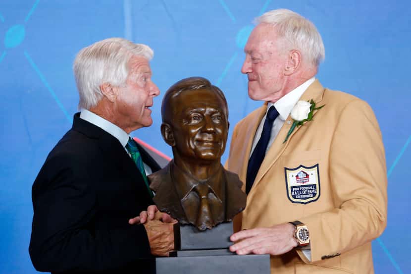 Former Dallas Cowboys head coach Jimmy Johnson talks with 2017 Pro Football Hall of Fame...