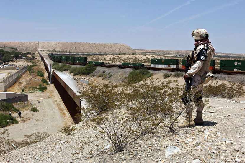 Un elemento de la guardia nacional vigila la frontera entre la sección de Anapra en Ciudad...