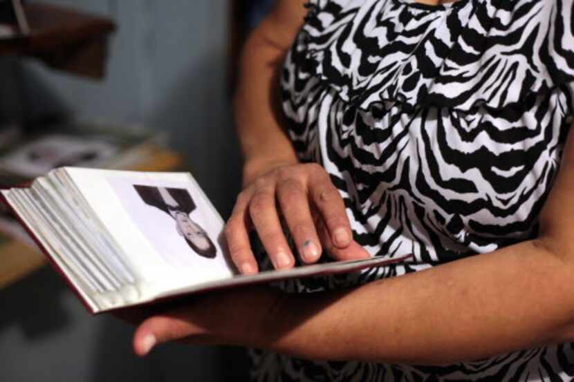 Graciela Granillo contempla un álbum de fotos de su hijo Roendy, quien falleció en el Norte...