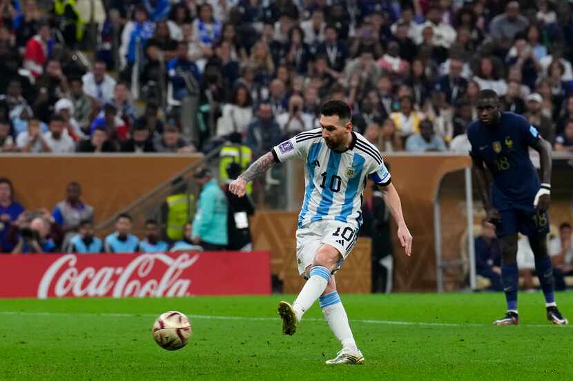 Lionel Messi anota de penal el primer gol de Argentina en la final contra Francia en la Copa...