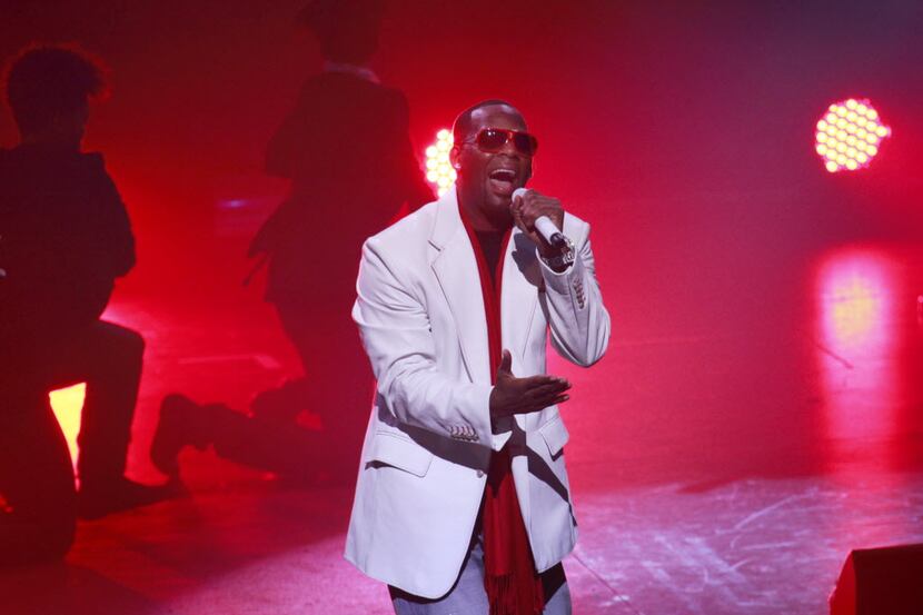 R. Kelly at the Nokia Theatre in Grand Prairie on October 29, 2009.  ( Kye R. Lee/Staff...
