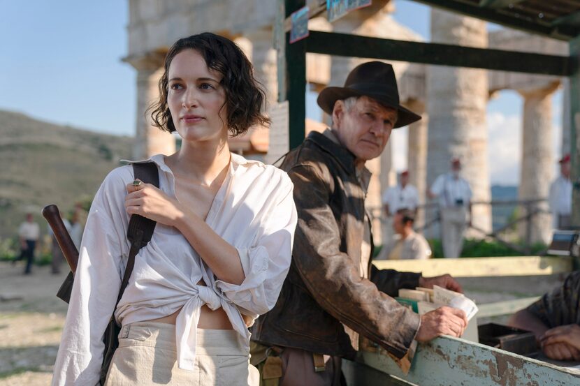 En esta imagen proporcionada por Lucasfilm, Phoebe Waller-Bridge, izuiqerda, y Harrison Ford...