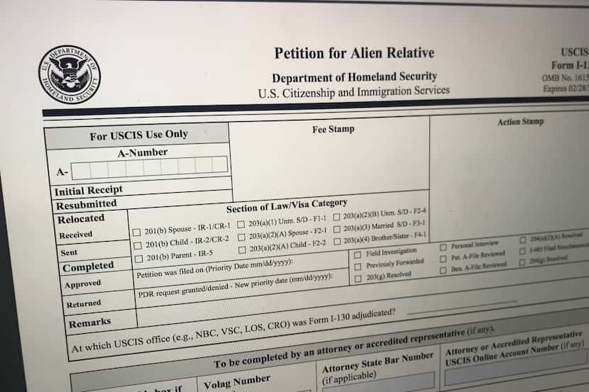 El formulario I-130 para patrocinar la petición de residencia de un familiar.