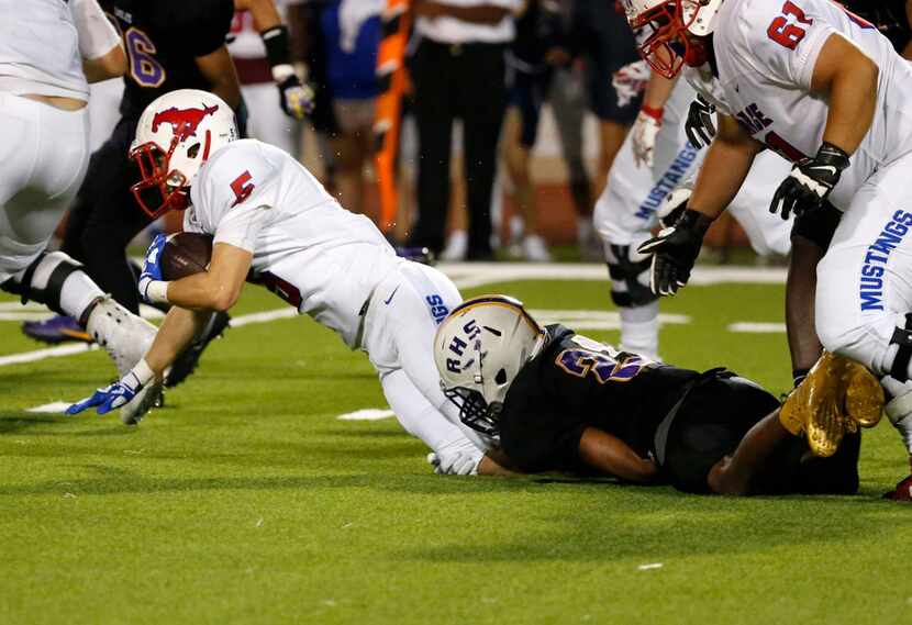 JJ Pearce running back Bo Garner (5) is tackled by Richardson's Kristian Rhodes (21) in the...